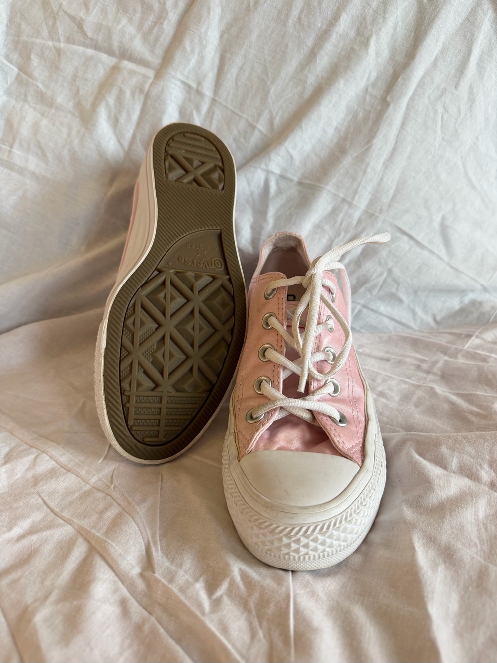 Converse Low Top baby pink satin Sneakers, in excellent condition!Women’s size 6 - Picture 2 of 4